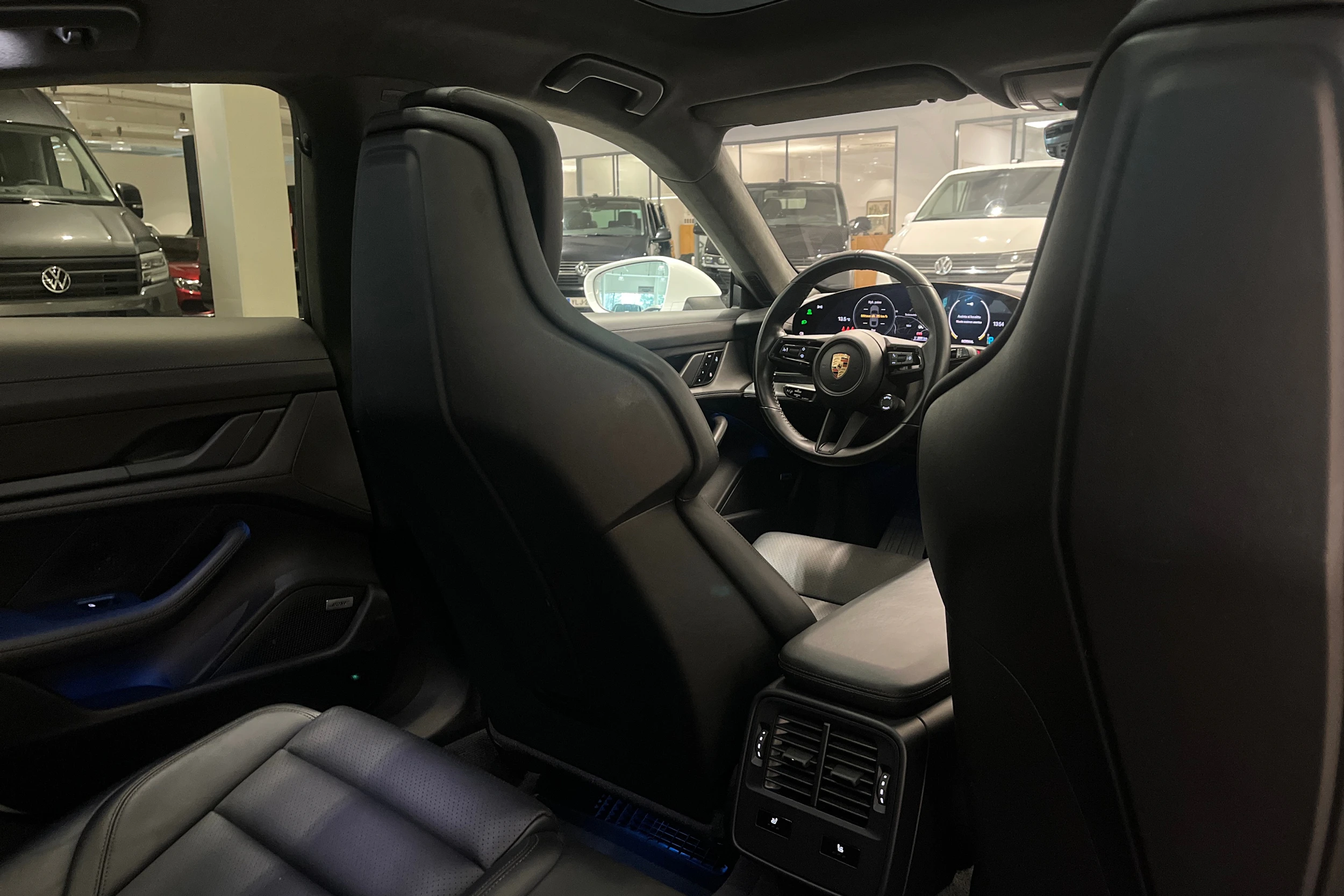 valkoinen Porsche Taycan 2020 kuva 17.