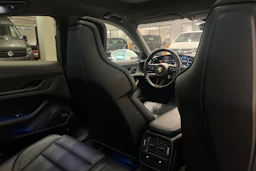 valkoinen Porsche Taycan 2020 kuva 17.