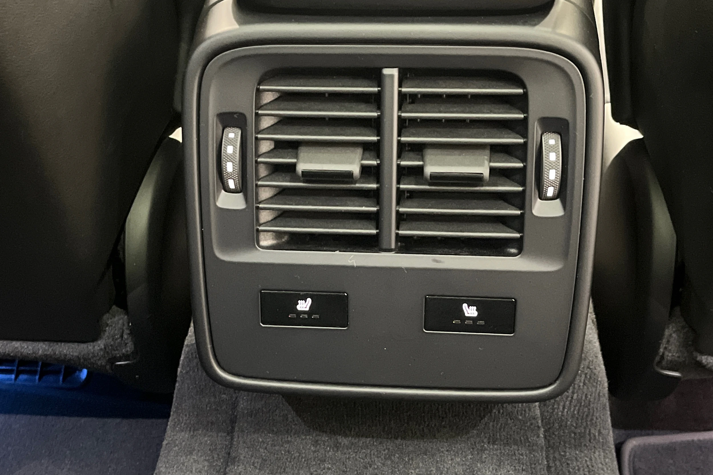 valkoinen Porsche Taycan 2020 kuva 18.