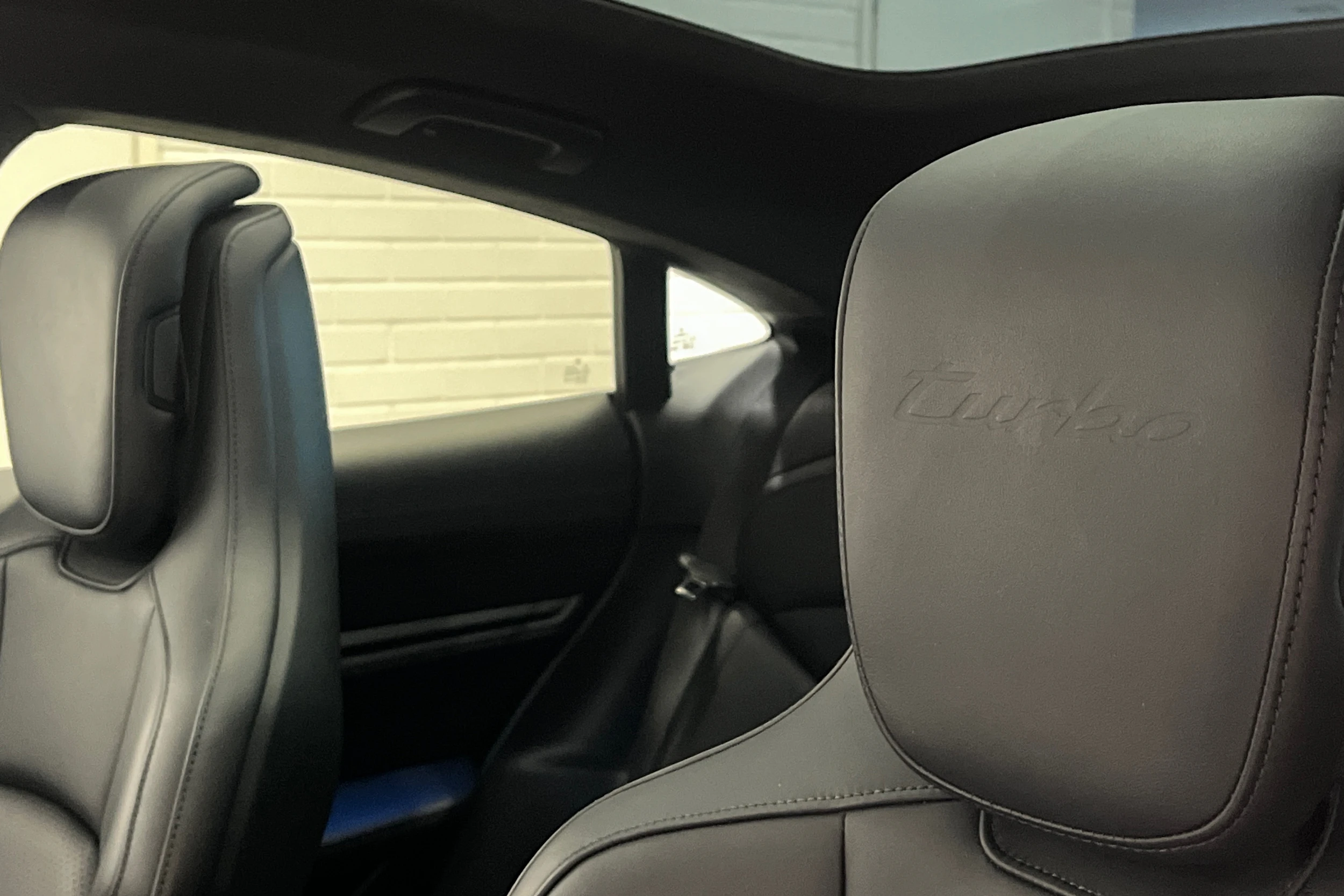valkoinen Porsche Taycan 2020 kuva 20.