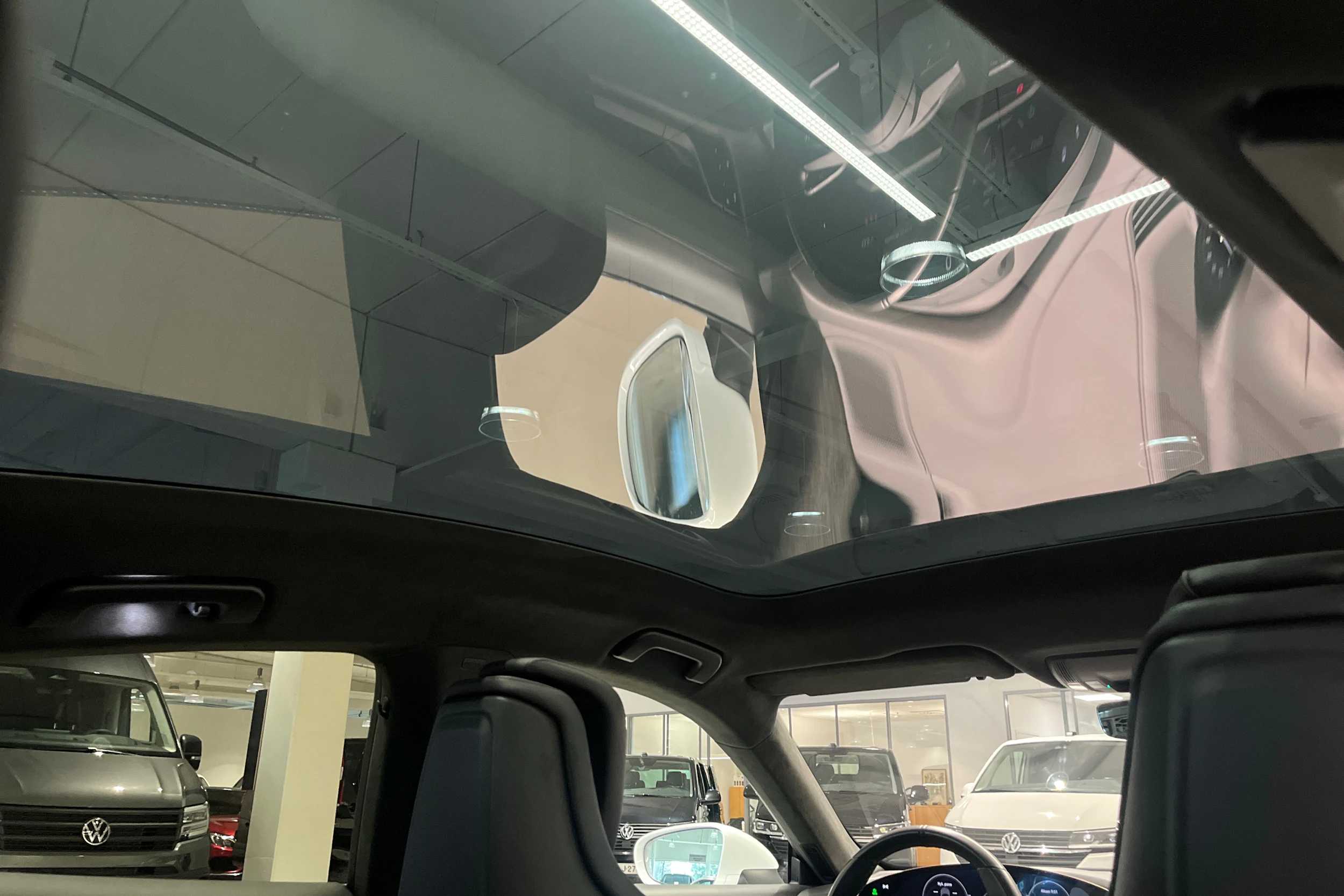 valkoinen Porsche Taycan 2020 kuva 21.