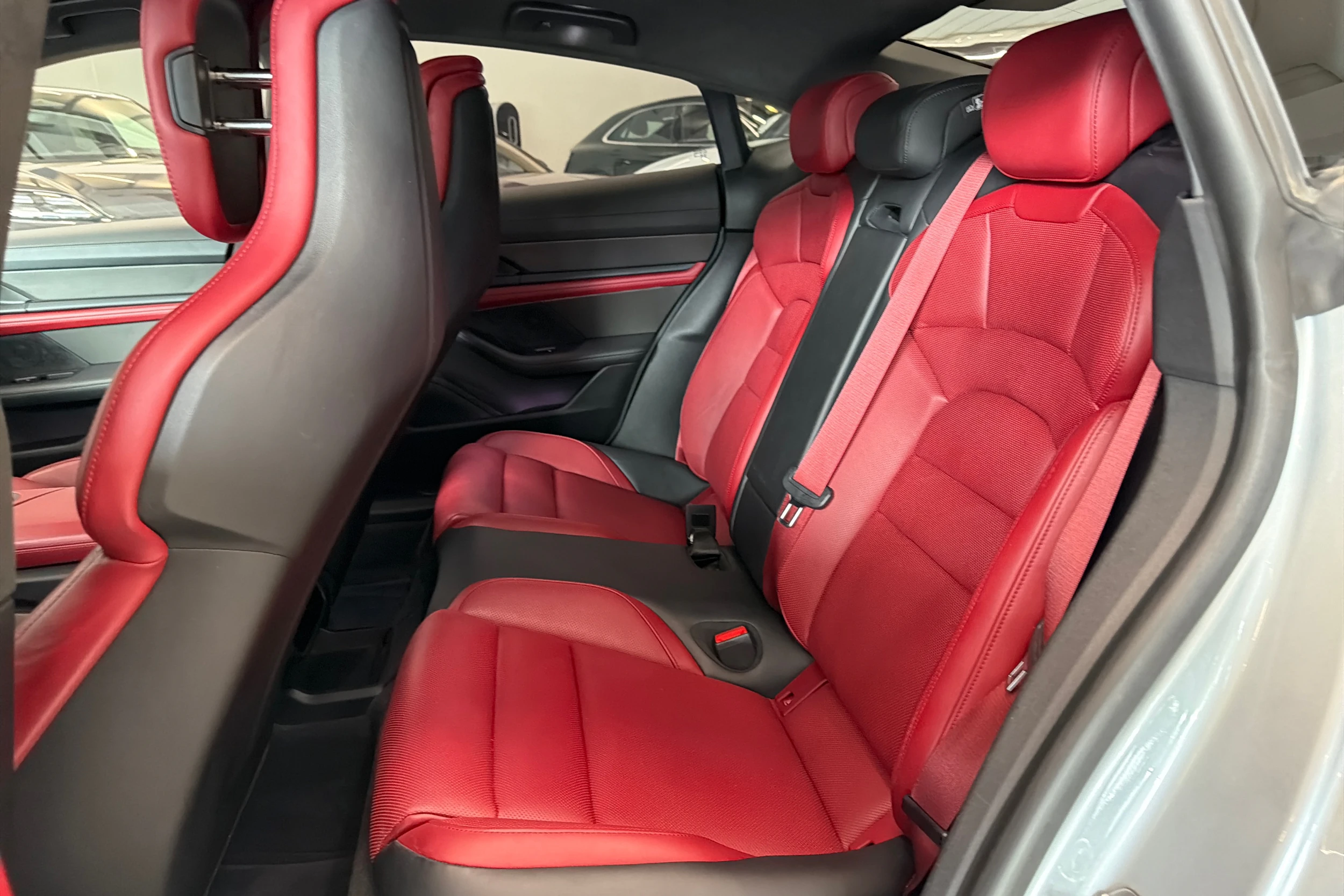Harmaa Porsche Taycan 2020 kuva 10.