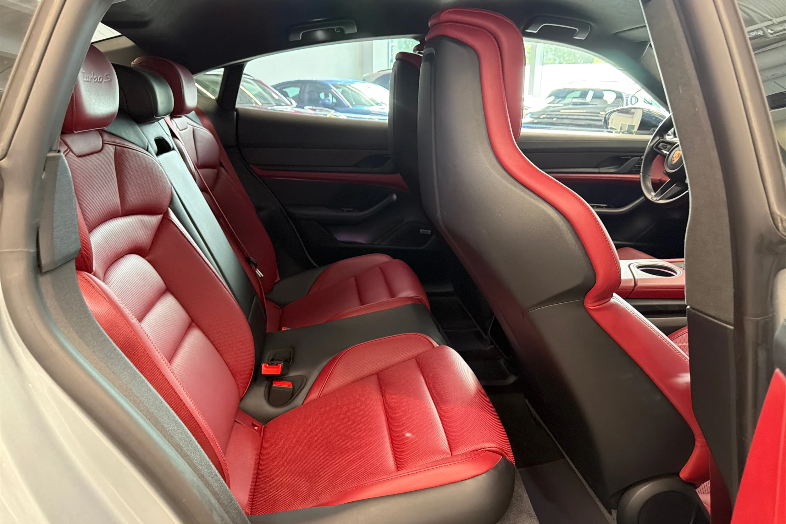 Harmaa Porsche Taycan 2020 kuva 12.