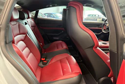 Harmaa Porsche Taycan 2020 kuva 12.