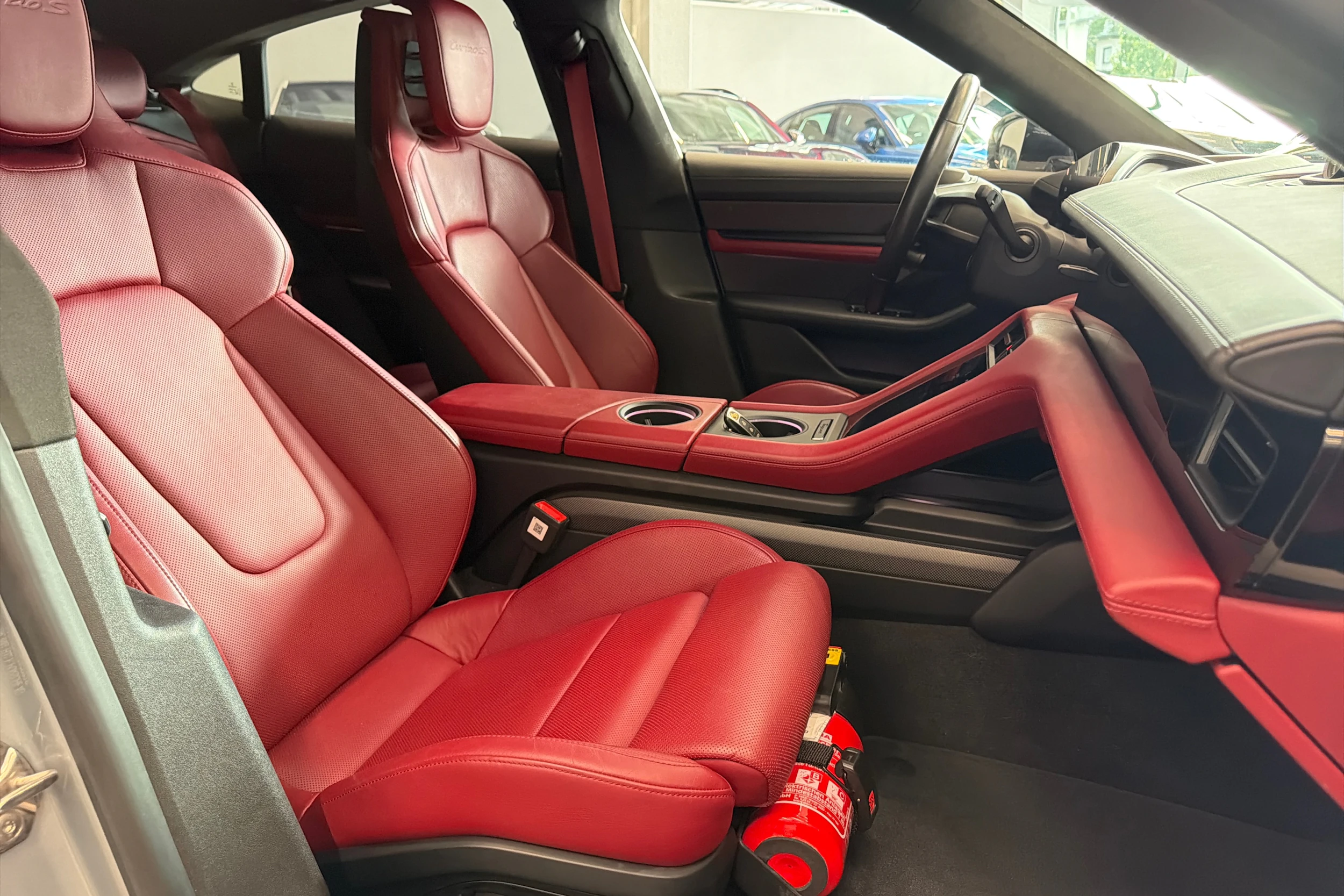 Harmaa Porsche Taycan 2020 kuva 13.