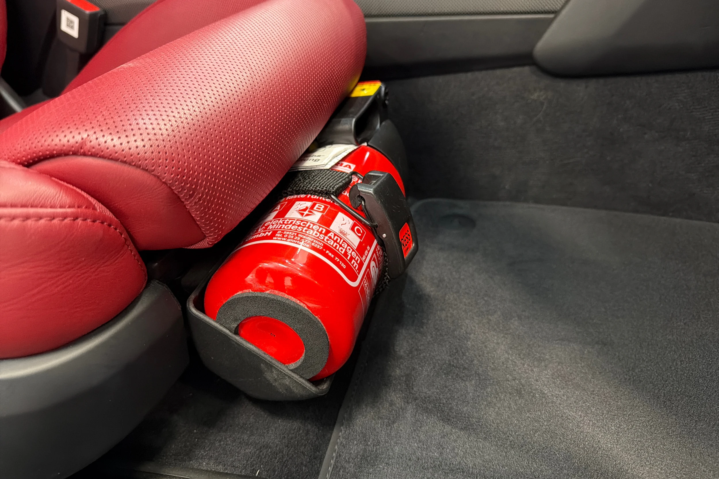 Harmaa Porsche Taycan 2020 kuva 14.