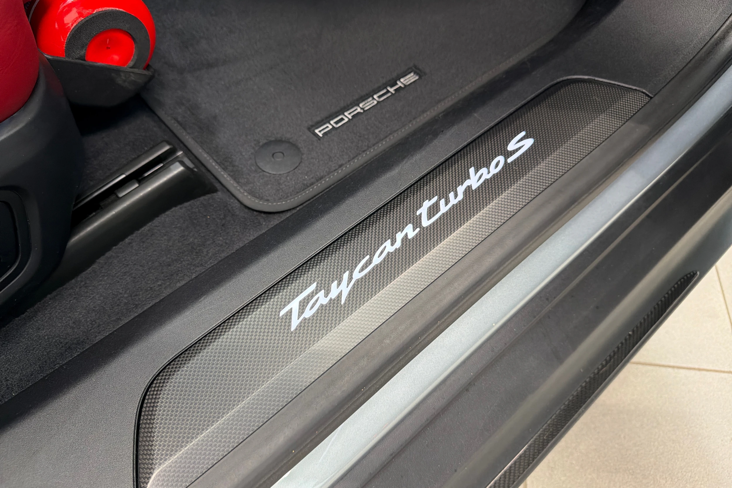 Harmaa Porsche Taycan 2020 kuva 15.