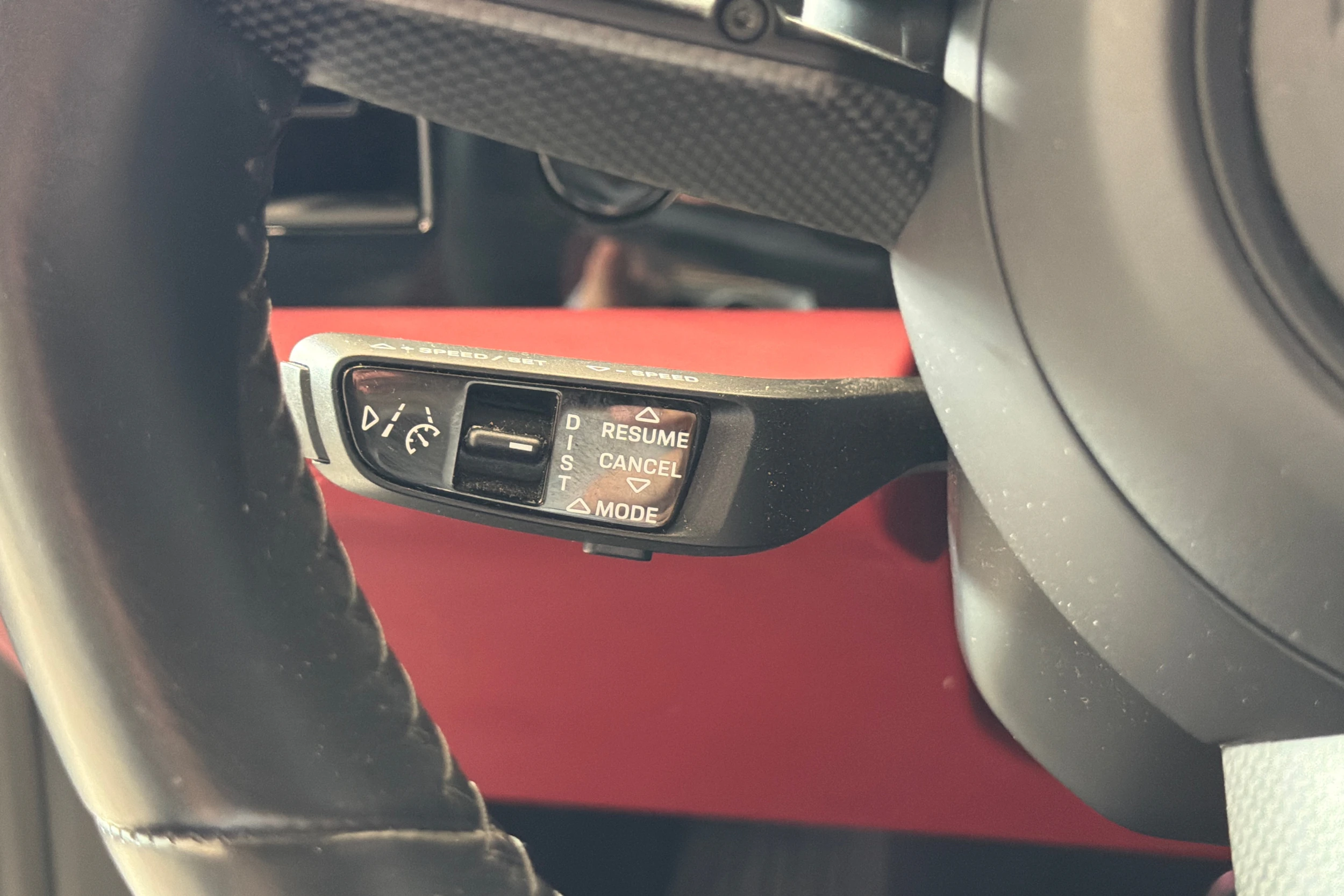 Harmaa Porsche Taycan 2020 kuva 18.
