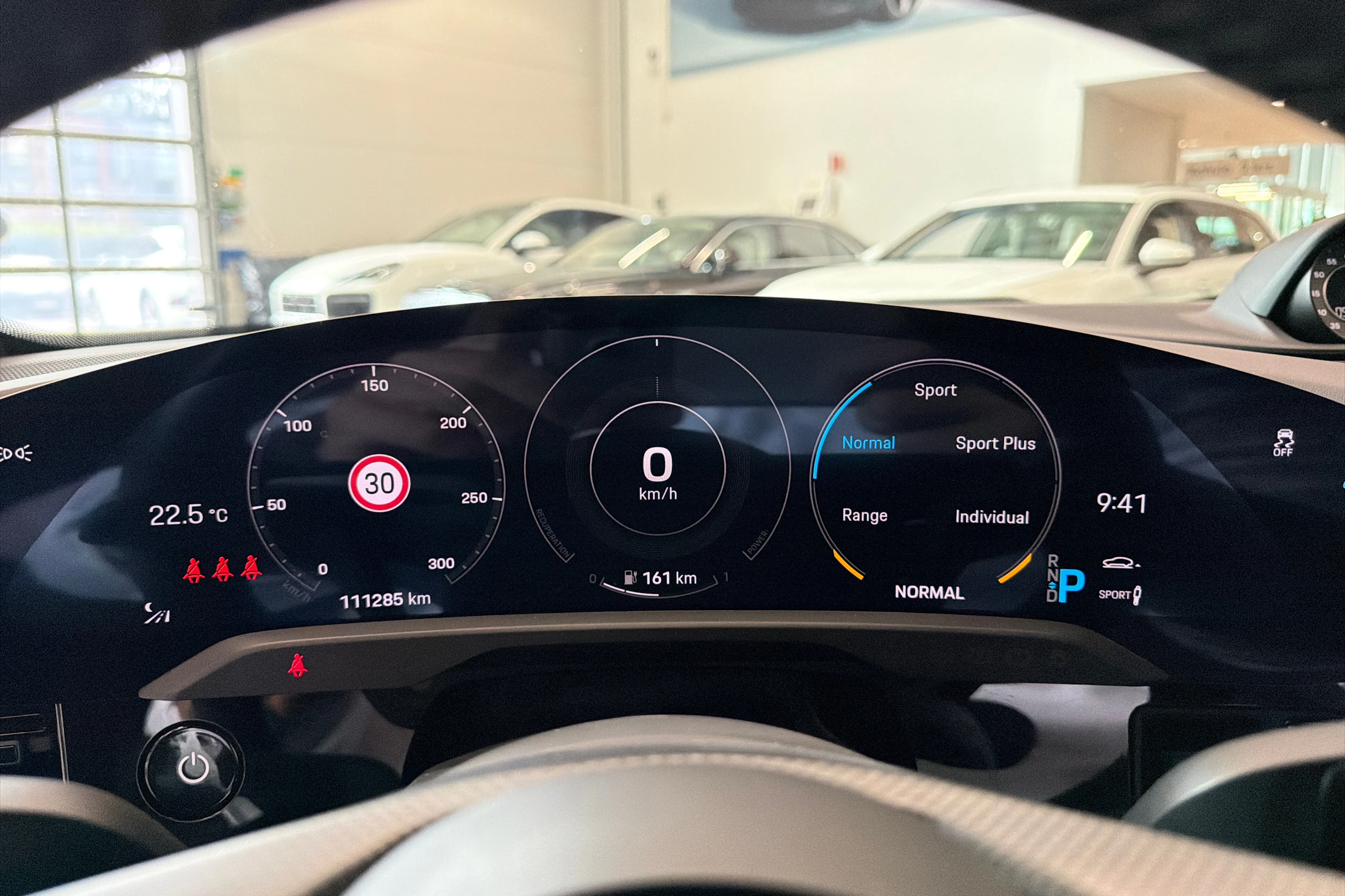 Harmaa Porsche Taycan 2020 kuva 19.