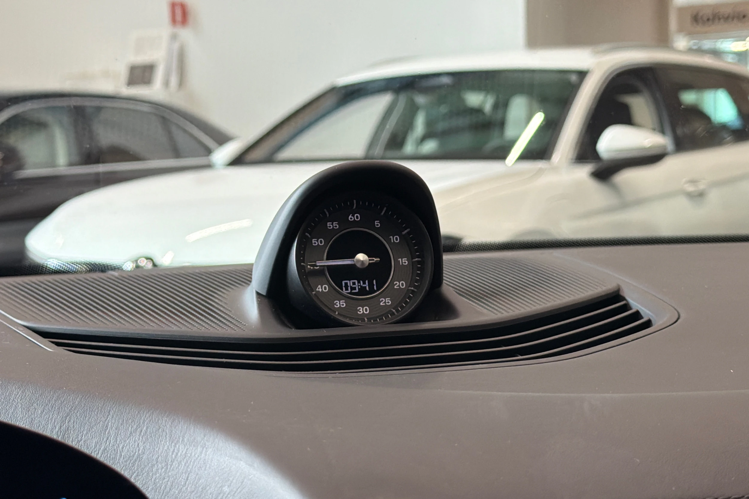 Harmaa Porsche Taycan 2020 kuva 22.