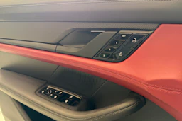 Harmaa Porsche Taycan 2020 kuva 23.
