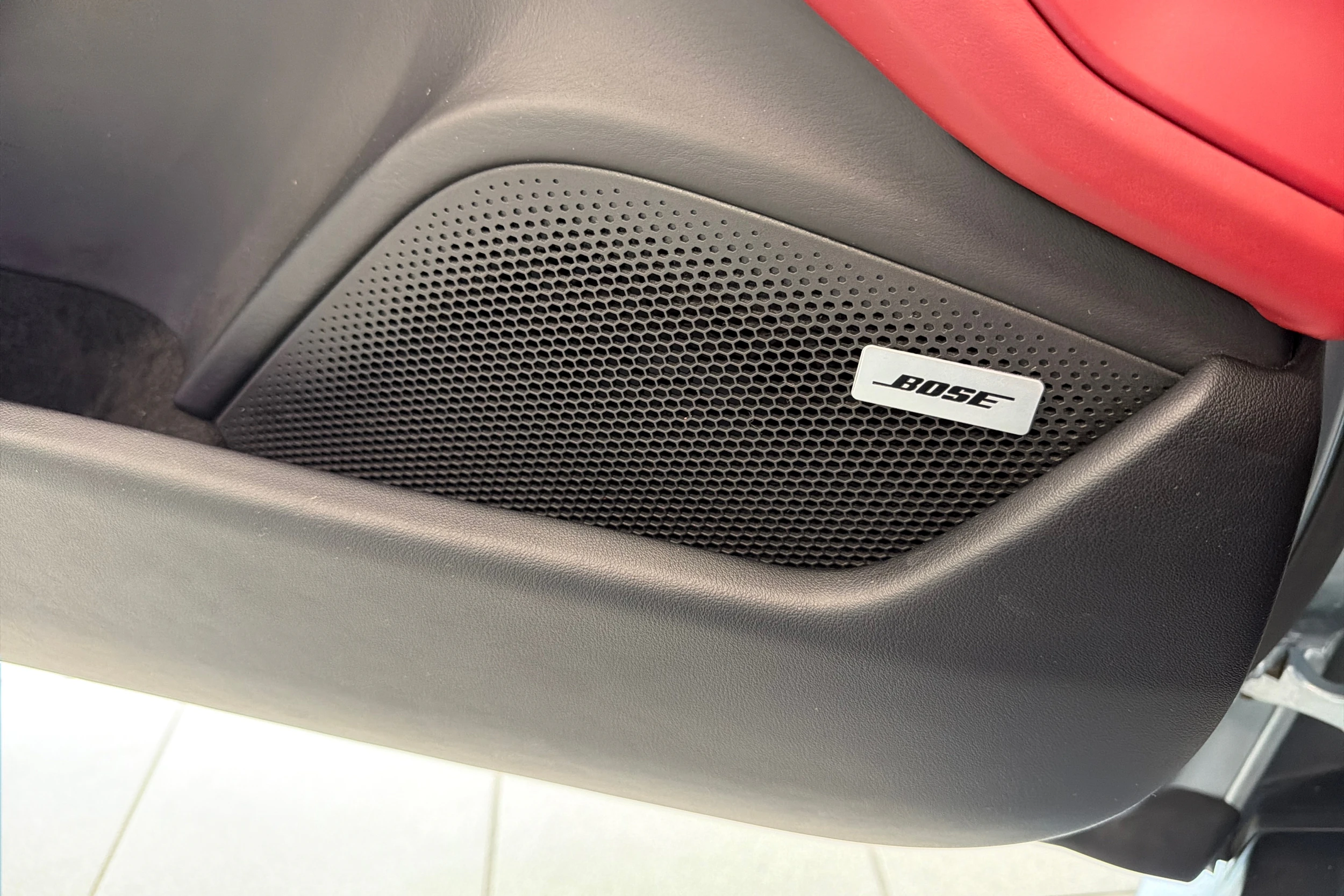 Harmaa Porsche Taycan 2020 kuva 24.