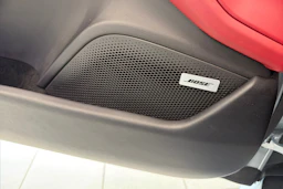 Harmaa Porsche Taycan 2020 kuva 24.