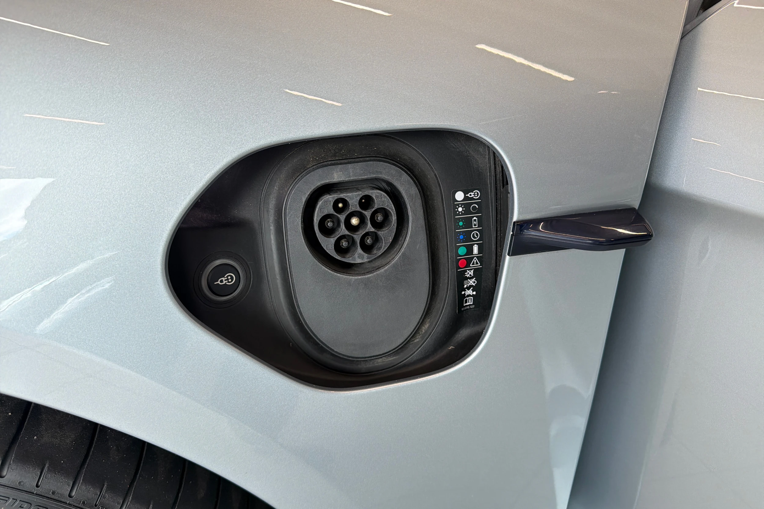 Harmaa Porsche Taycan 2020 kuva 26.