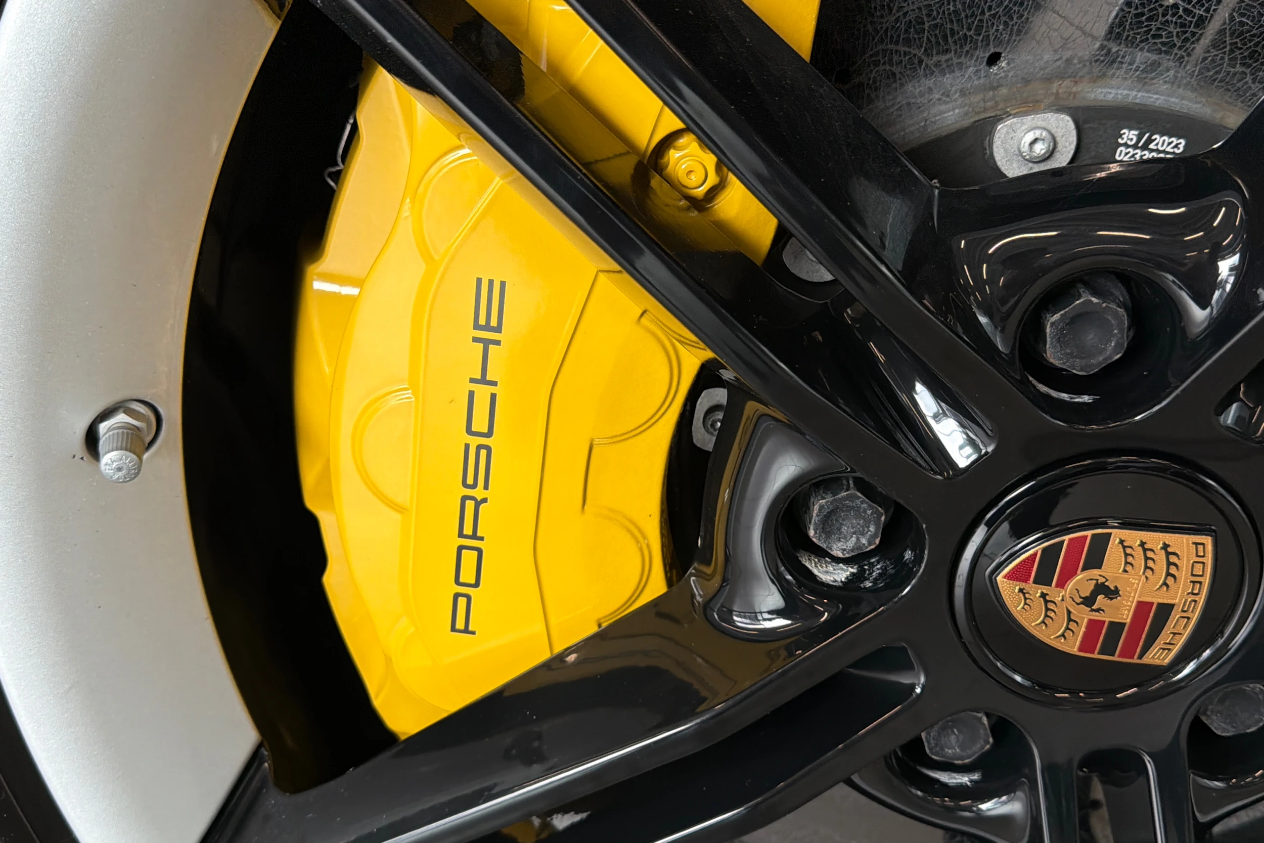 Harmaa Porsche Taycan 2020 kuva 28.