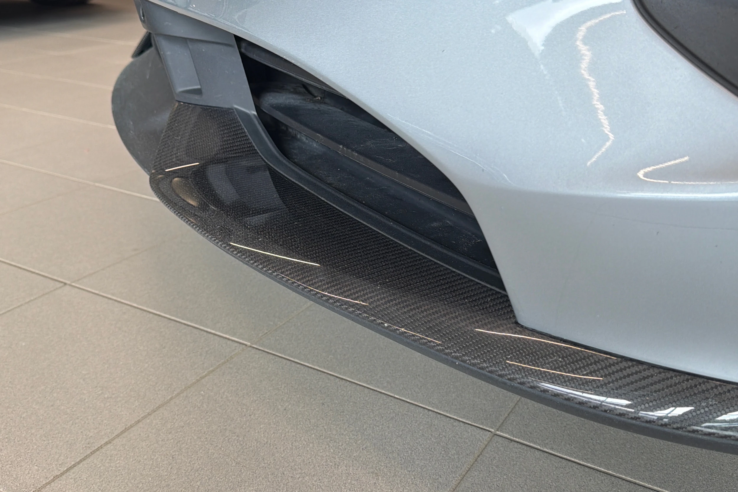 Harmaa Porsche Taycan 2020 kuva 29.