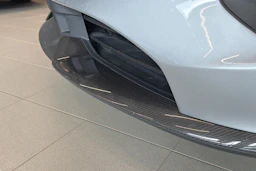 Harmaa Porsche Taycan 2020 kuva 29.
