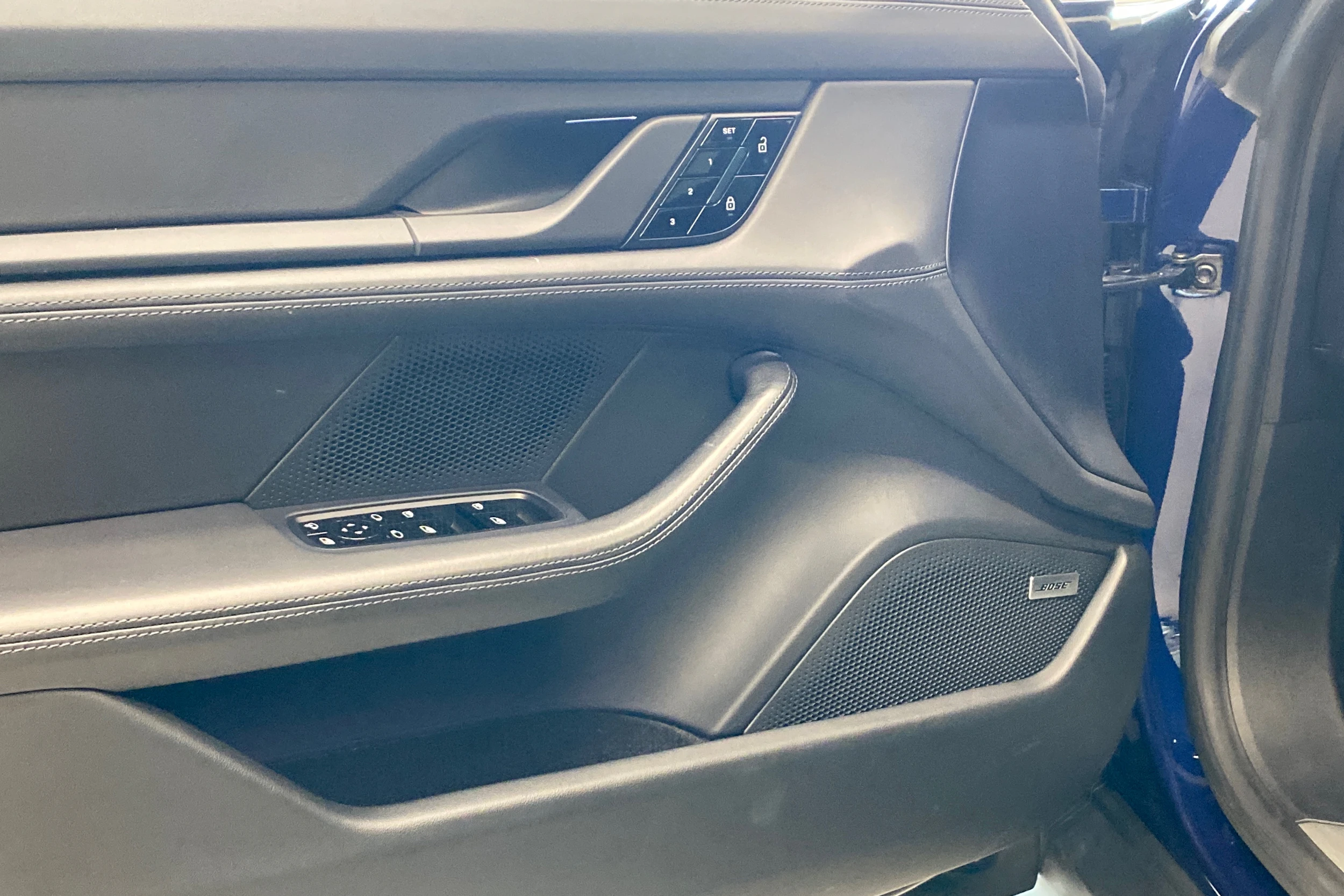 Sininen Porsche Taycan 2020 kuva 10.