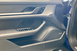Sininen Porsche Taycan 2020 kuva 10.