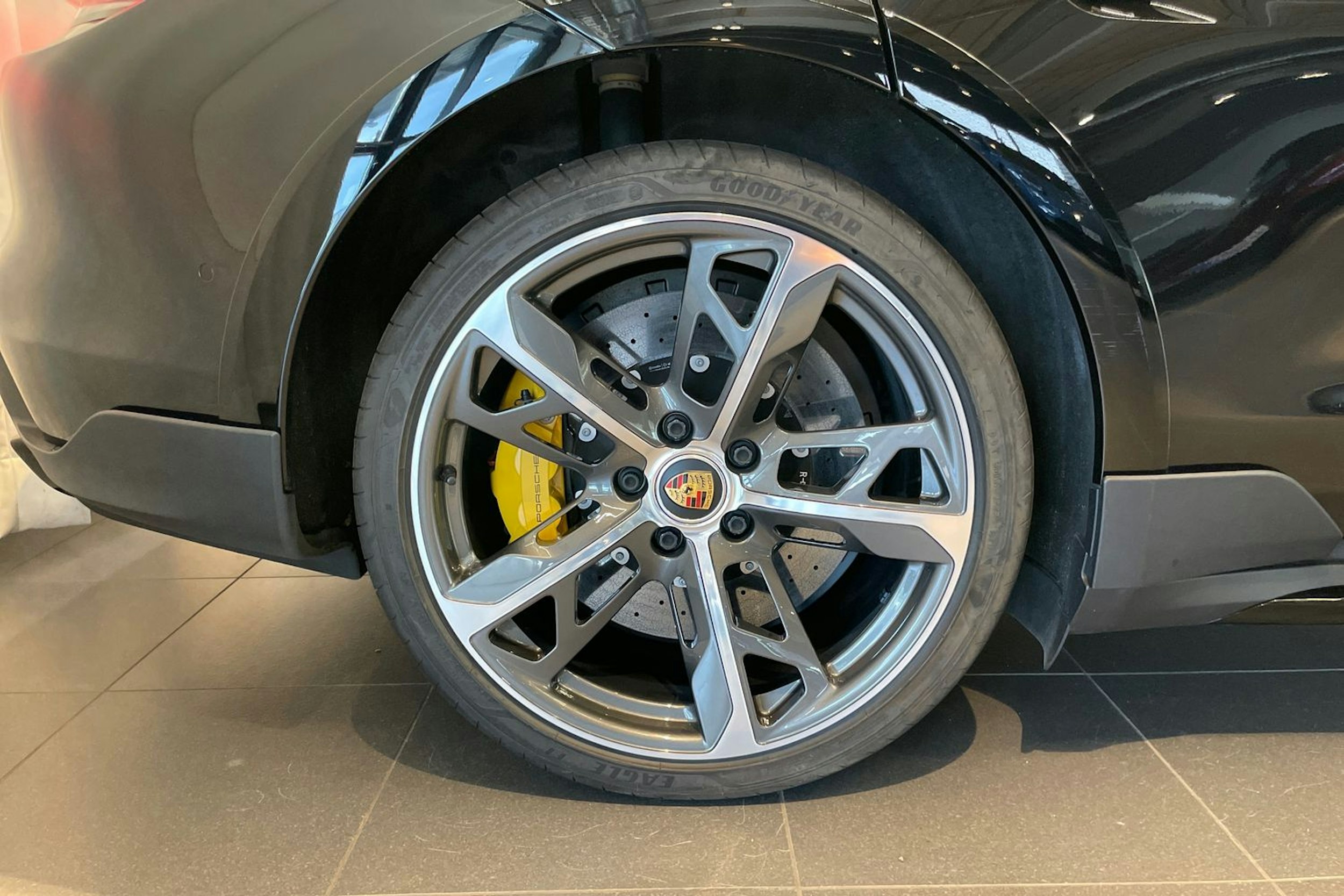 musta Porsche Taycan 2021 kuva 10.