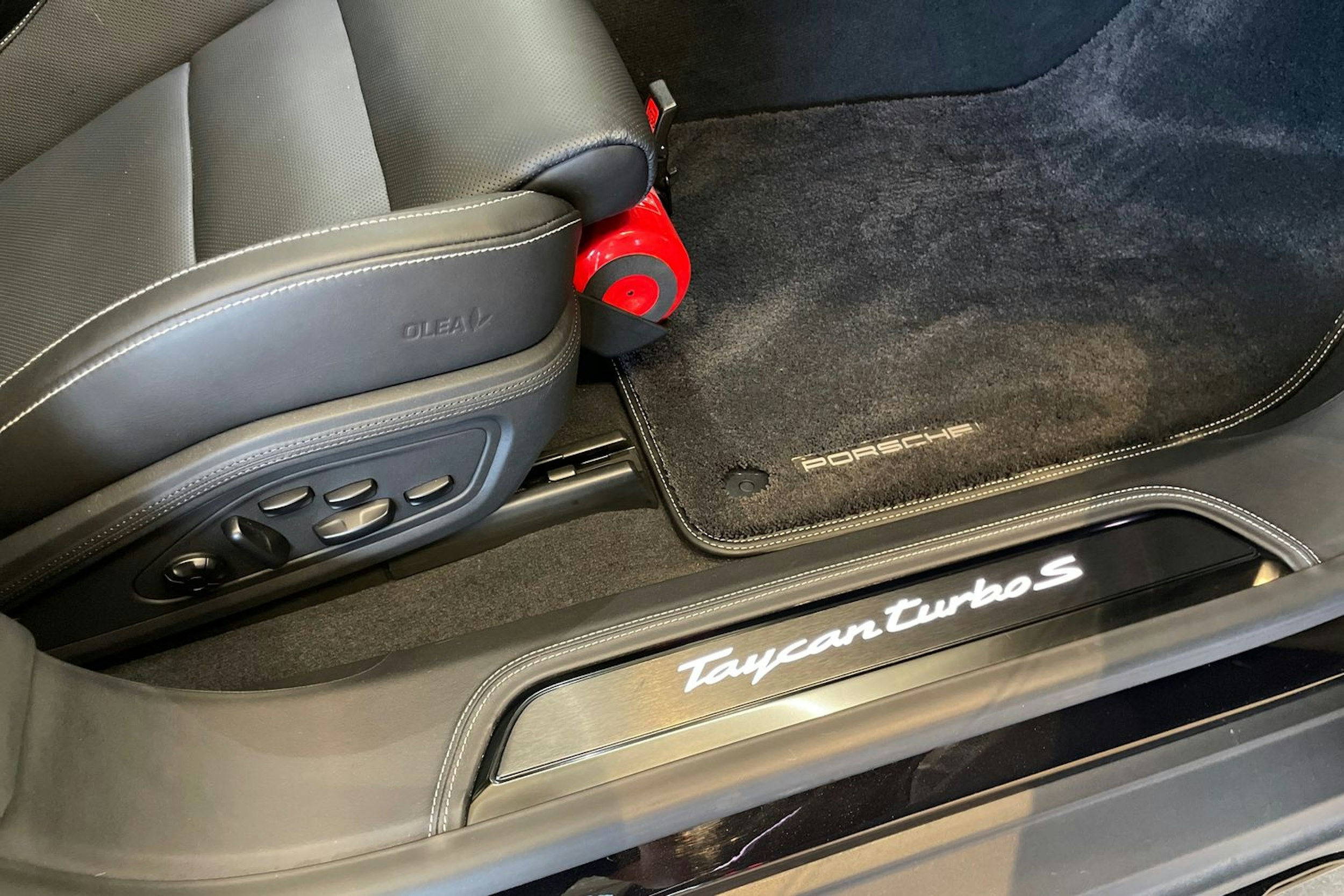 musta Porsche Taycan 2021 kuva 12.