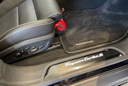 musta Porsche Taycan 2021 kuva 12.