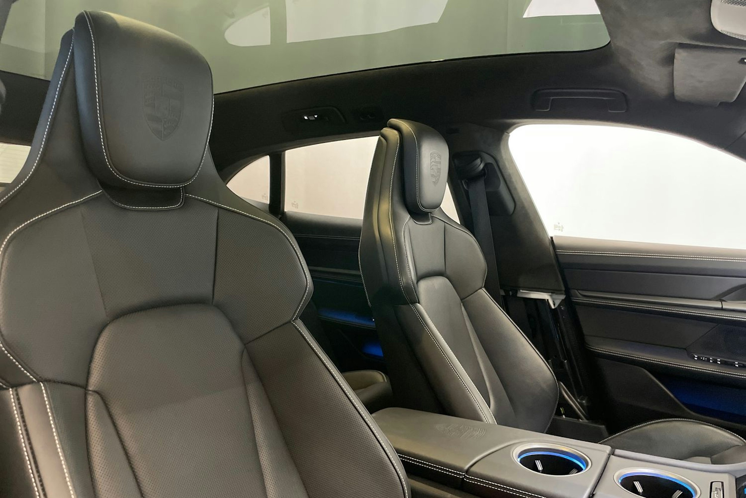 musta Porsche Taycan 2021 kuva 13.