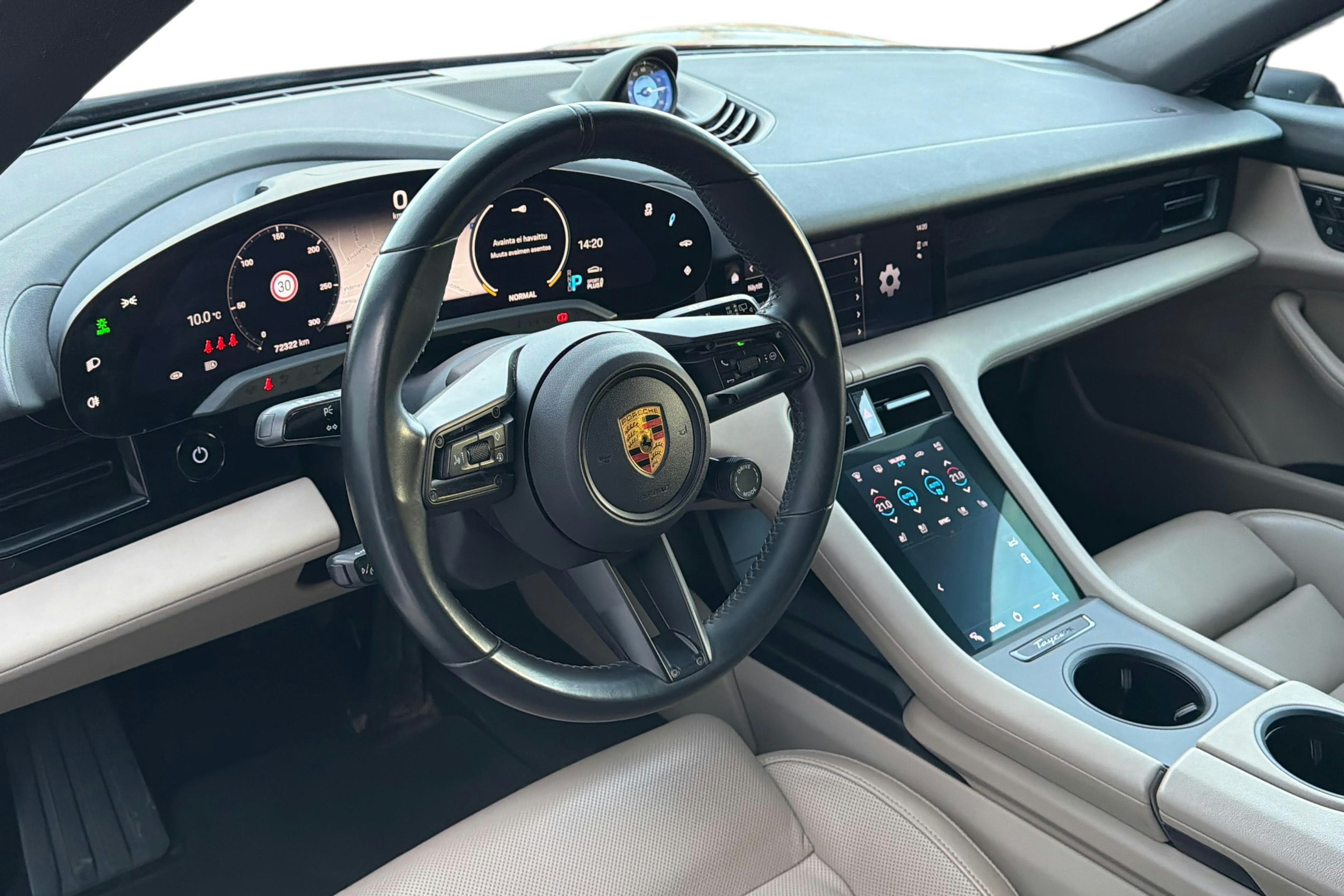 Punainen Porsche Taycan 2021 kuva 7.