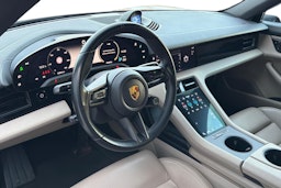 Punainen Porsche Taycan 2021 kuva 7.