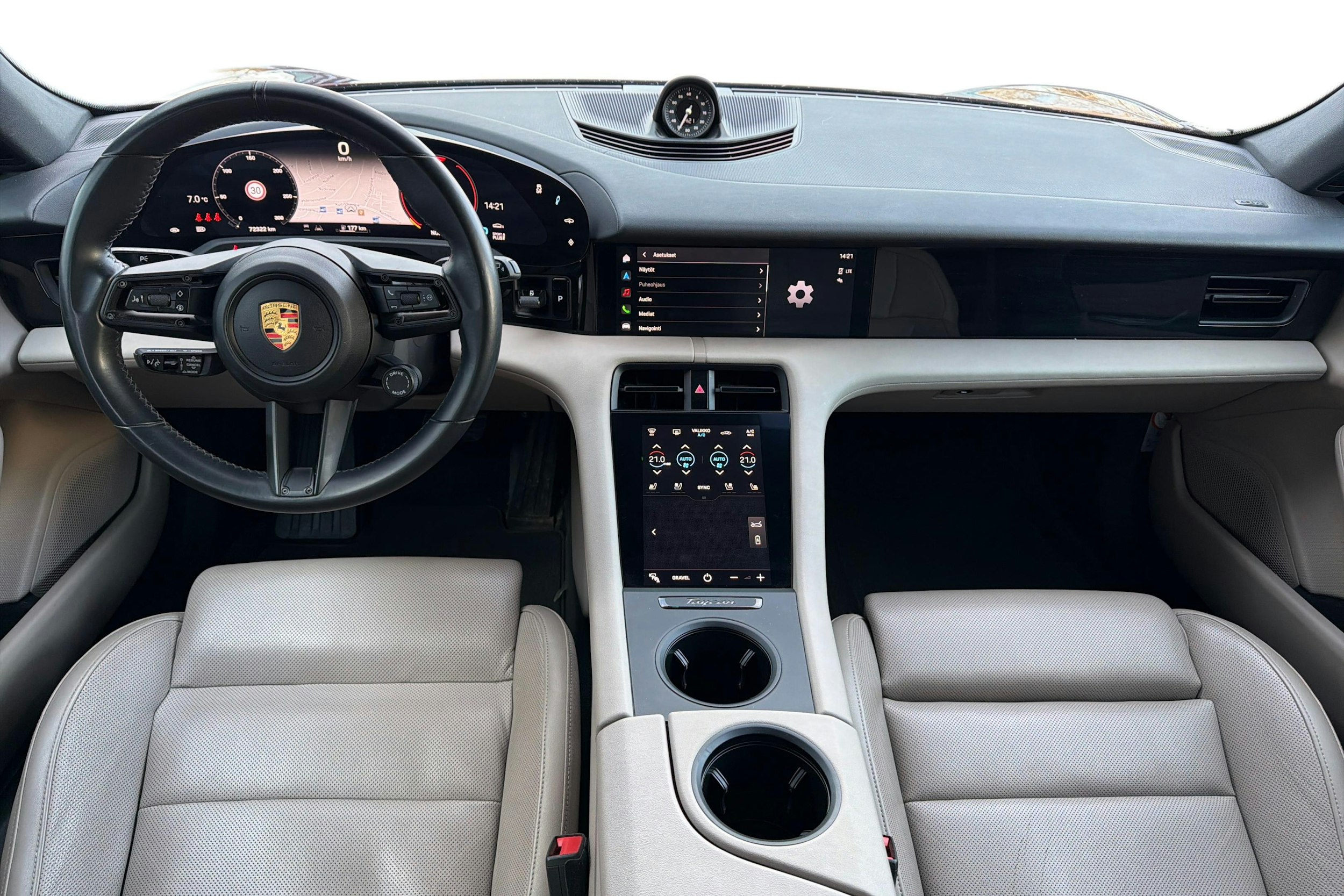 Punainen Porsche Taycan 2021 kuva 8.