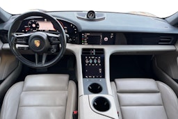 Punainen Porsche Taycan 2021 kuva 8.