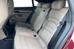 Punainen Porsche Taycan 2021 kuva 9.