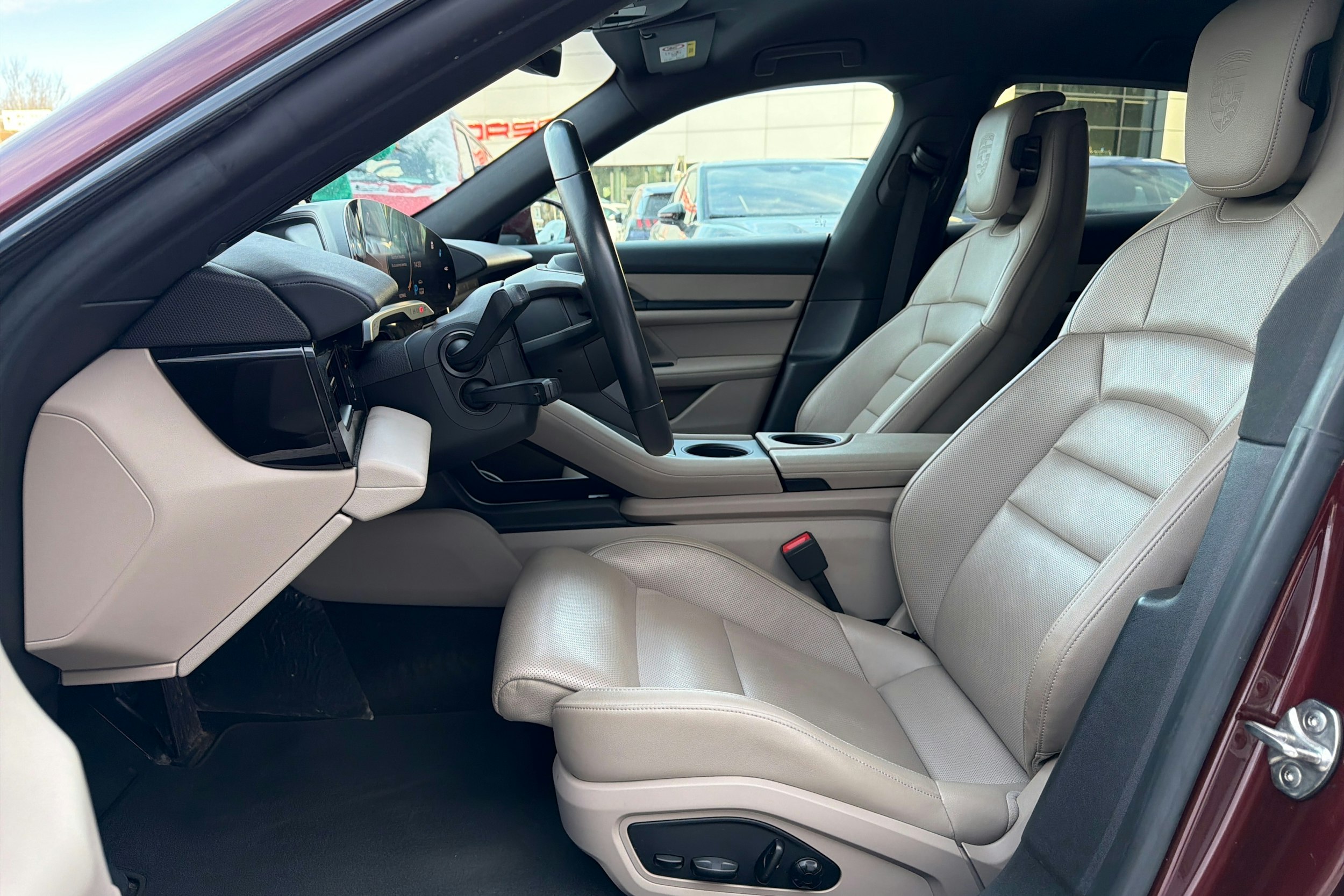 Punainen Porsche Taycan 2021 kuva 11.