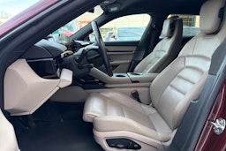 Punainen Porsche Taycan 2021 kuva 11.