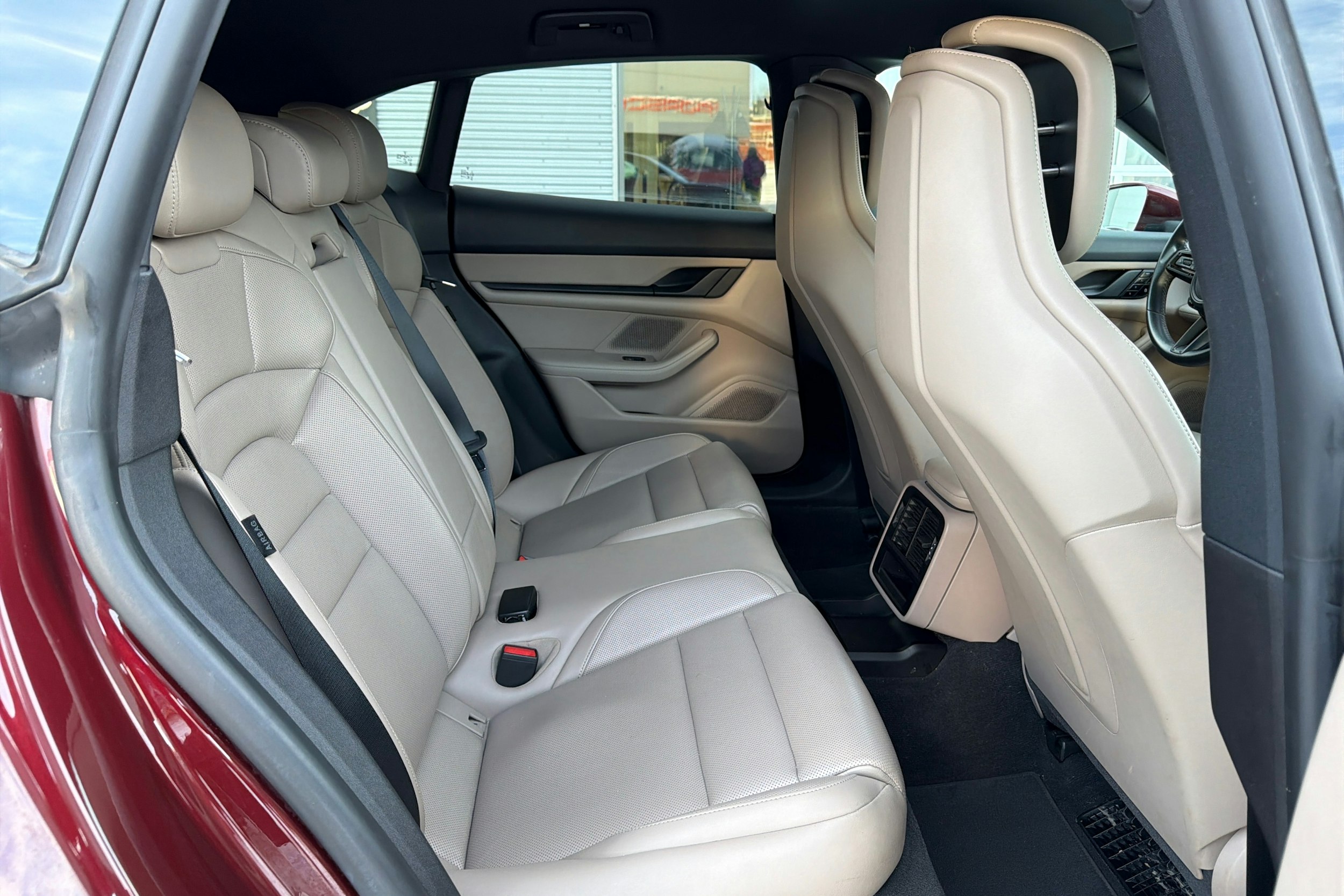 Punainen Porsche Taycan 2021 kuva 12.