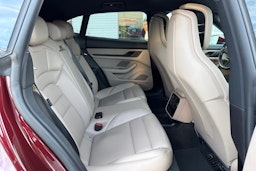 Punainen Porsche Taycan 2021 kuva 12.