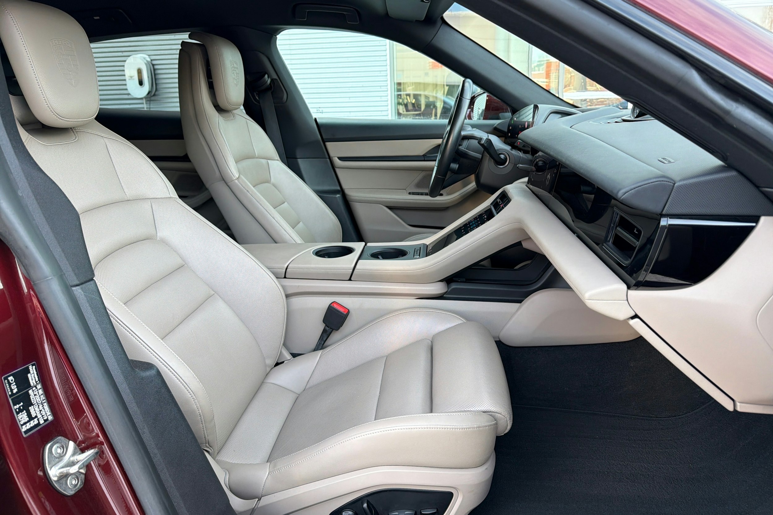 Punainen Porsche Taycan 2021 kuva 13.