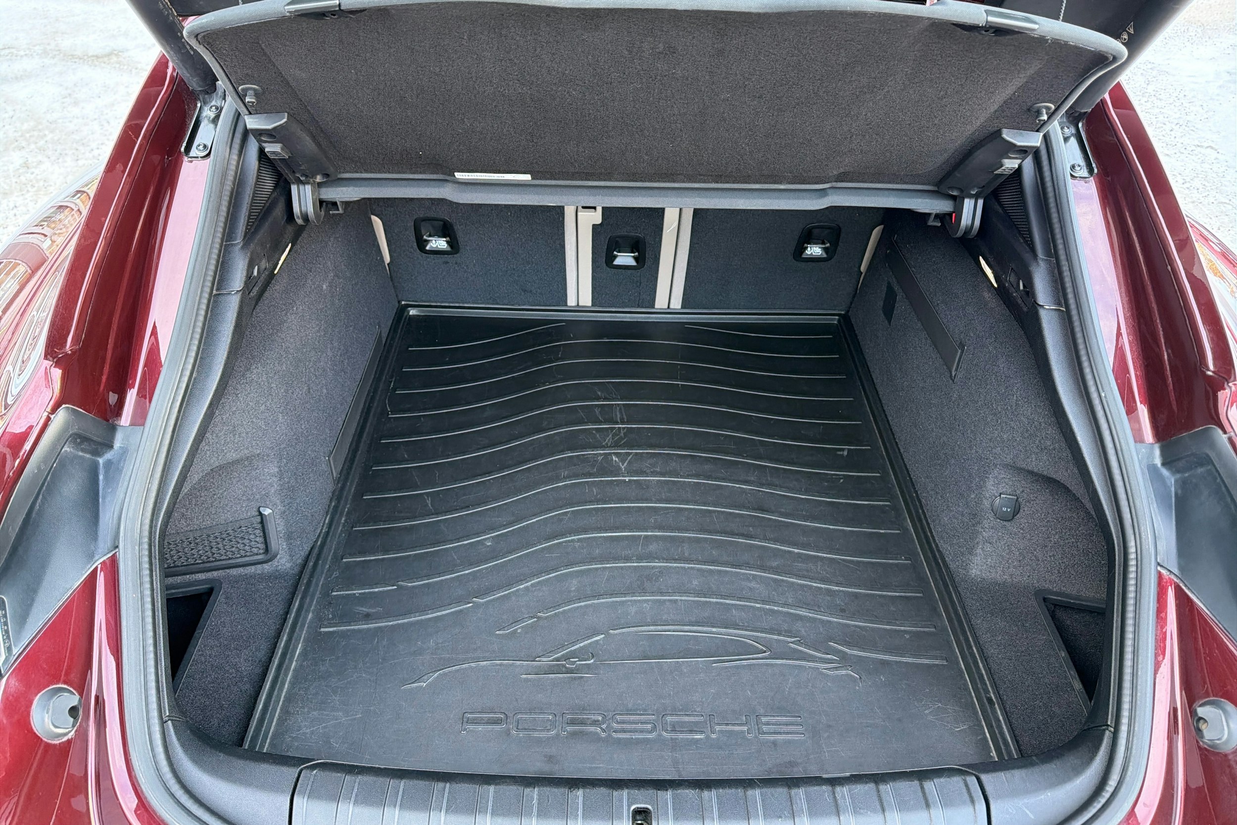 Punainen Porsche Taycan 2021 kuva 15.