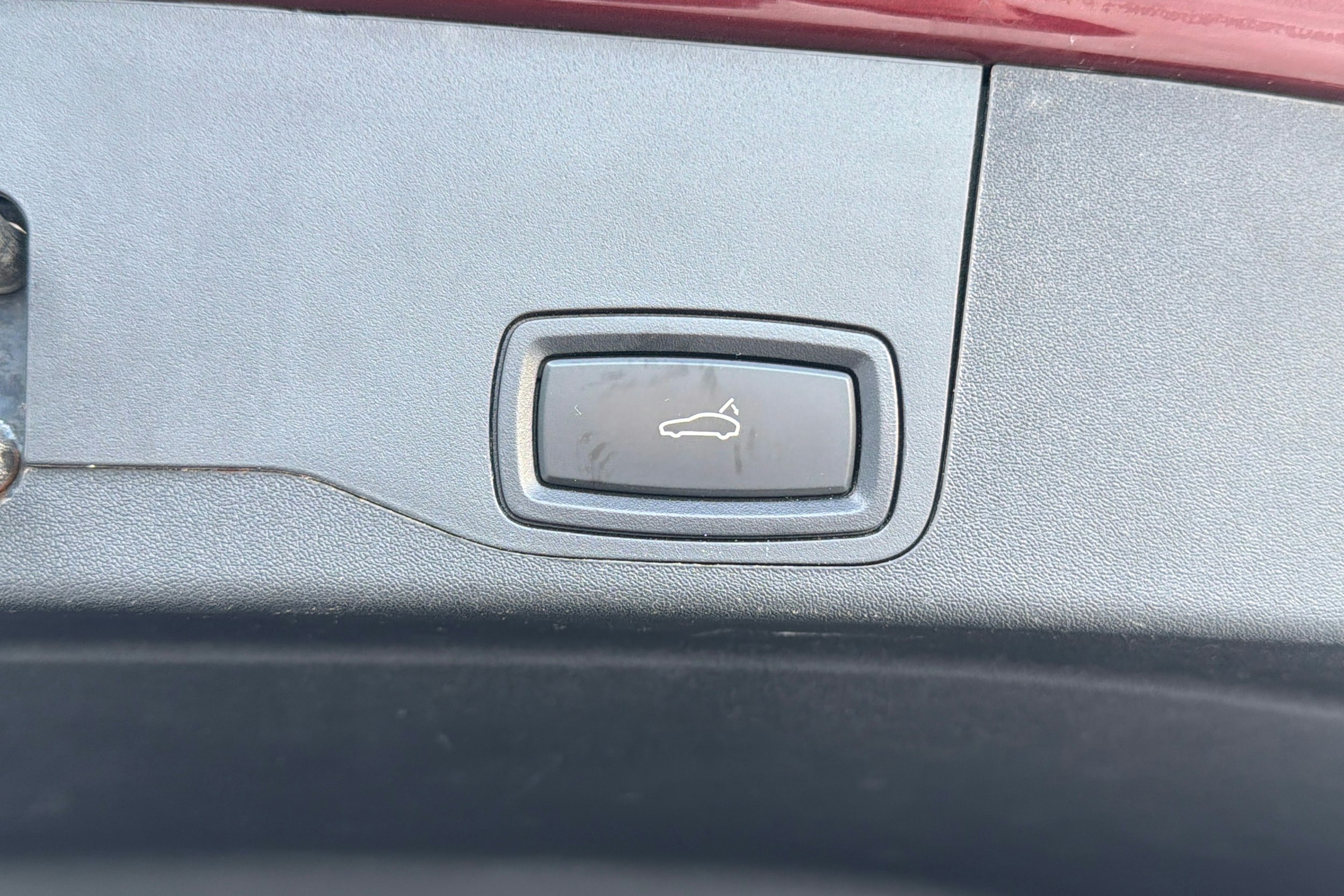 Punainen Porsche Taycan 2021 kuva 16.