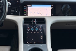 Punainen Porsche Taycan 2021 kuva 17.