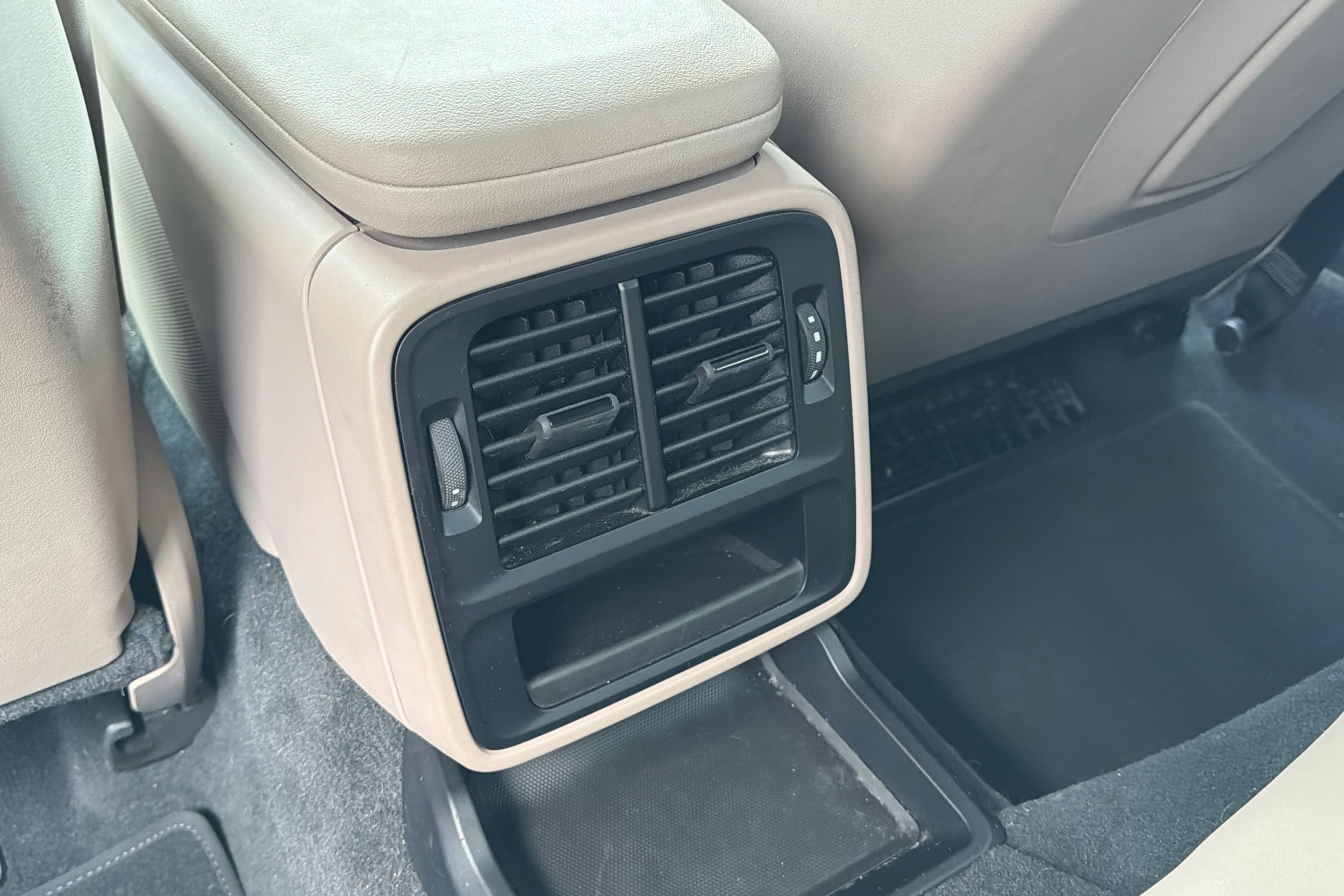 Punainen Porsche Taycan 2021 kuva 18.