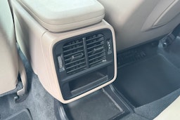 Punainen Porsche Taycan 2021 kuva 18.