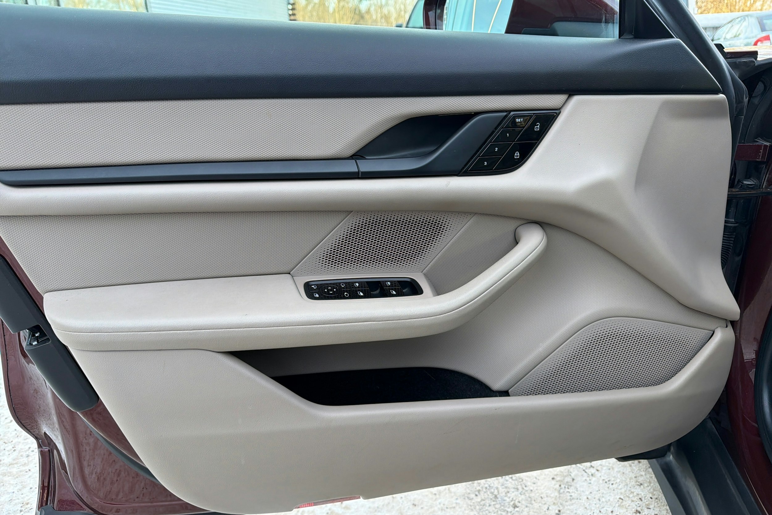 Punainen Porsche Taycan 2021 kuva 19.