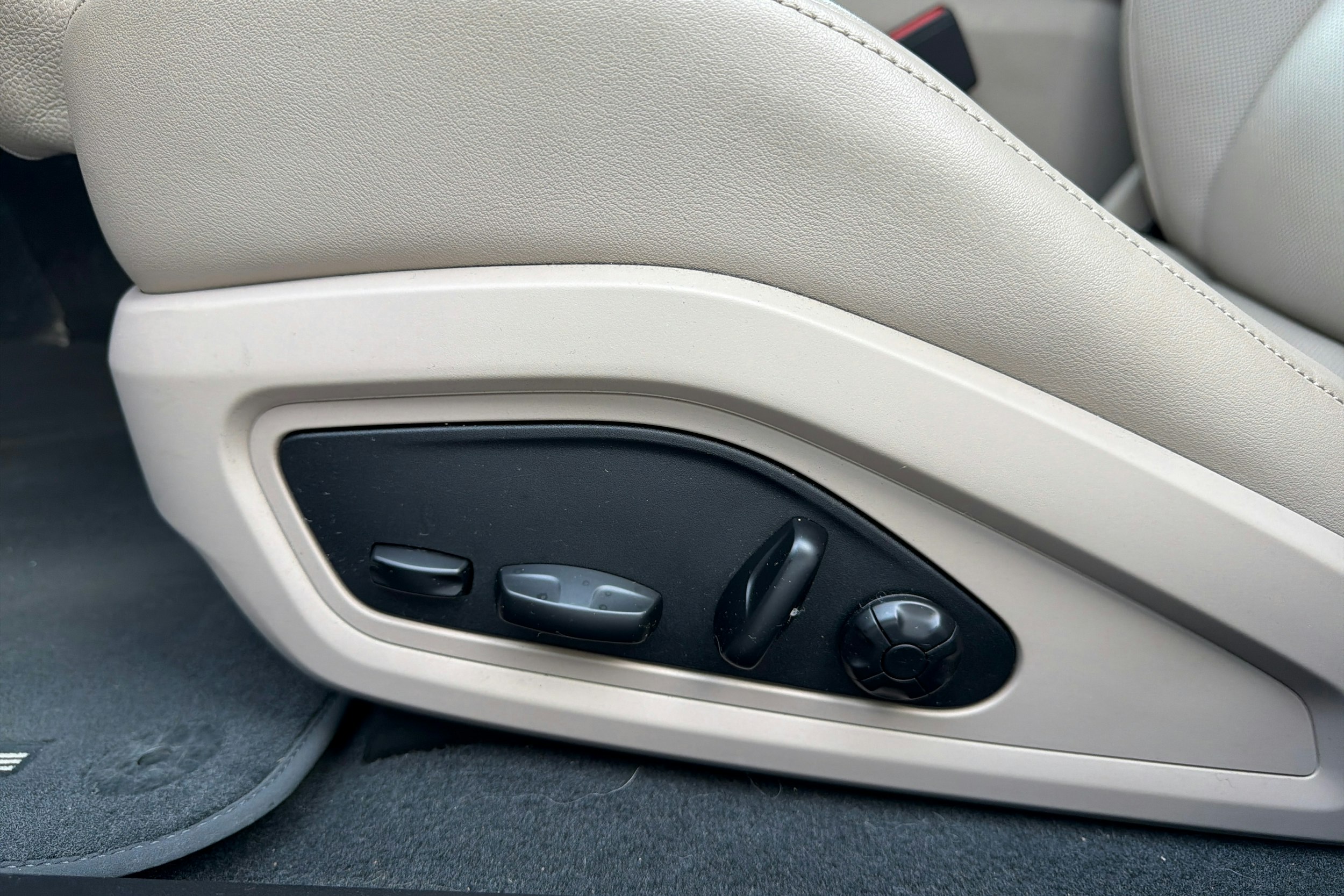 Punainen Porsche Taycan 2021 kuva 20.