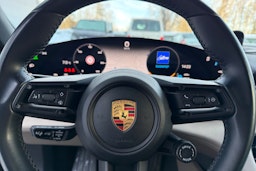 Punainen Porsche Taycan 2021 kuva 22.