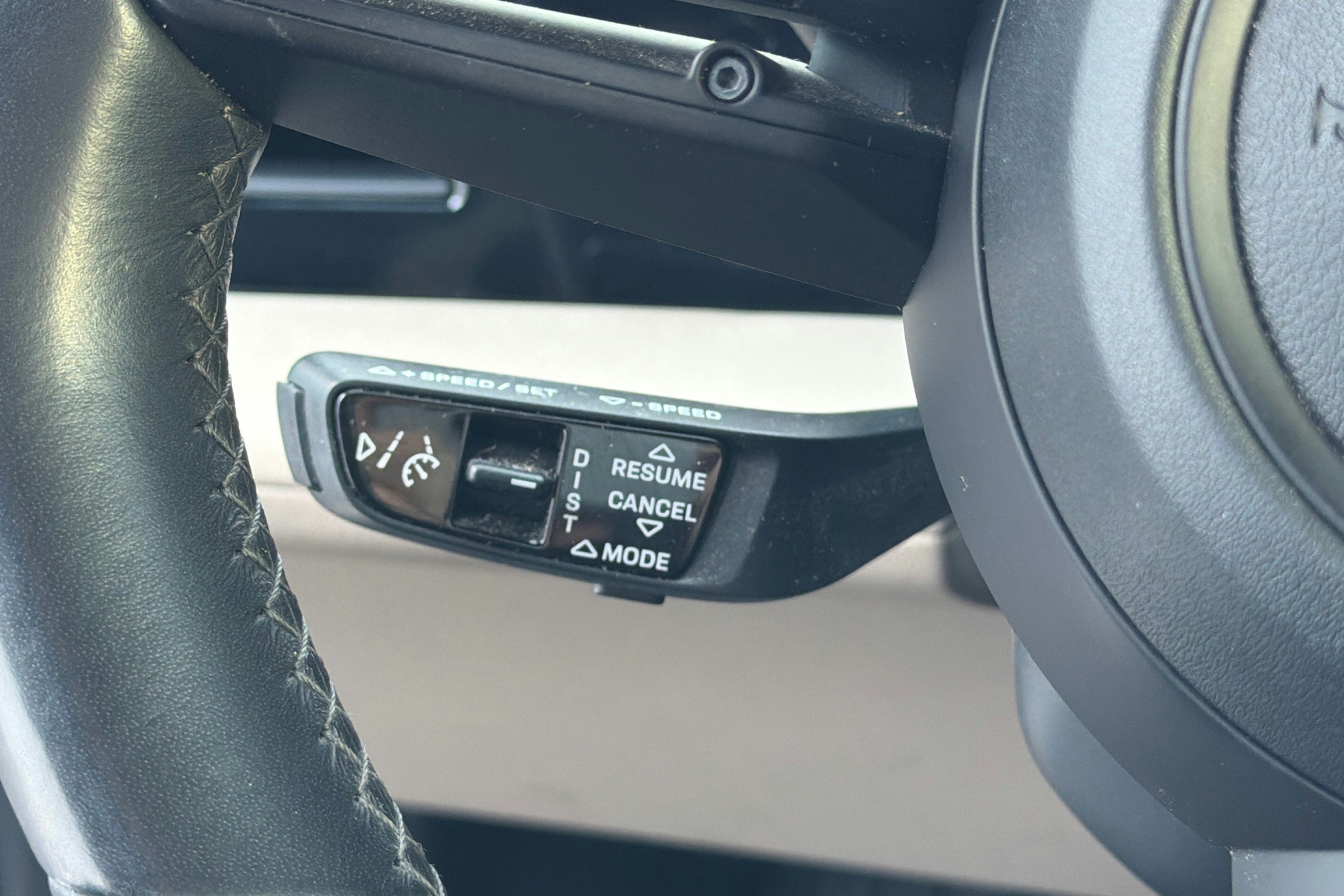 Punainen Porsche Taycan 2021 kuva 23.