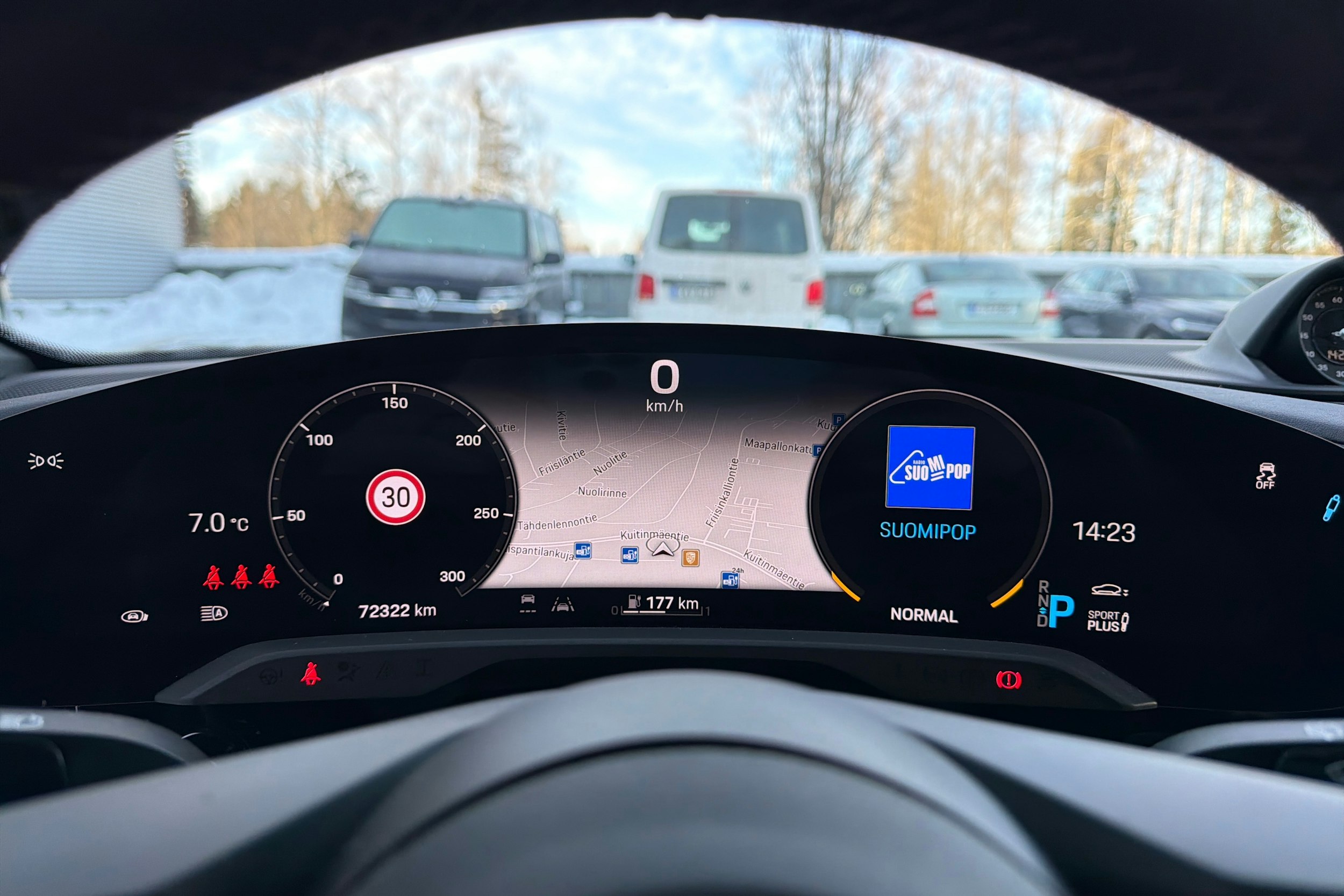 Punainen Porsche Taycan 2021 kuva 24.