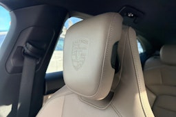 Punainen Porsche Taycan 2021 kuva 30.