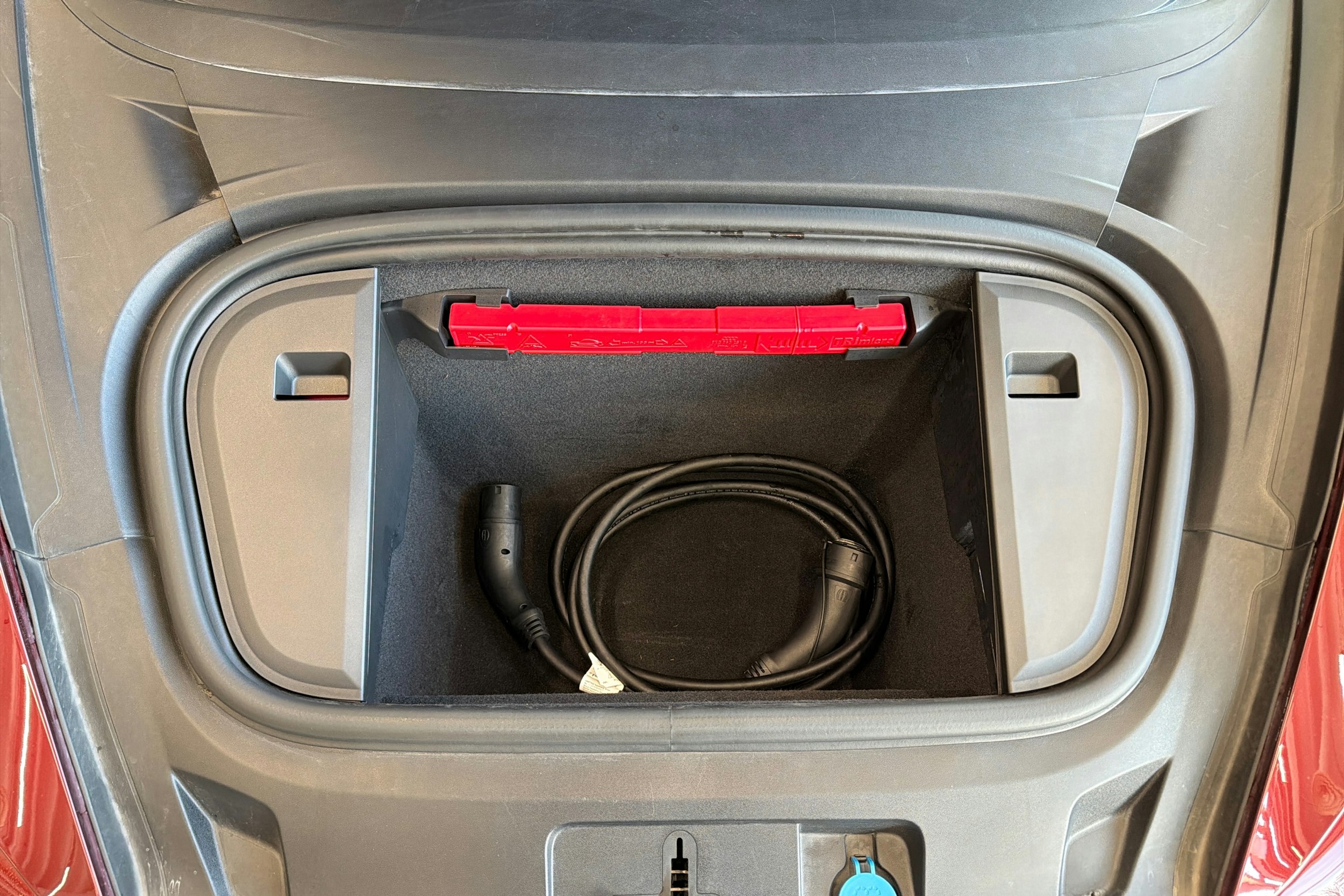 Punainen Porsche Taycan 2021 kuva 32.