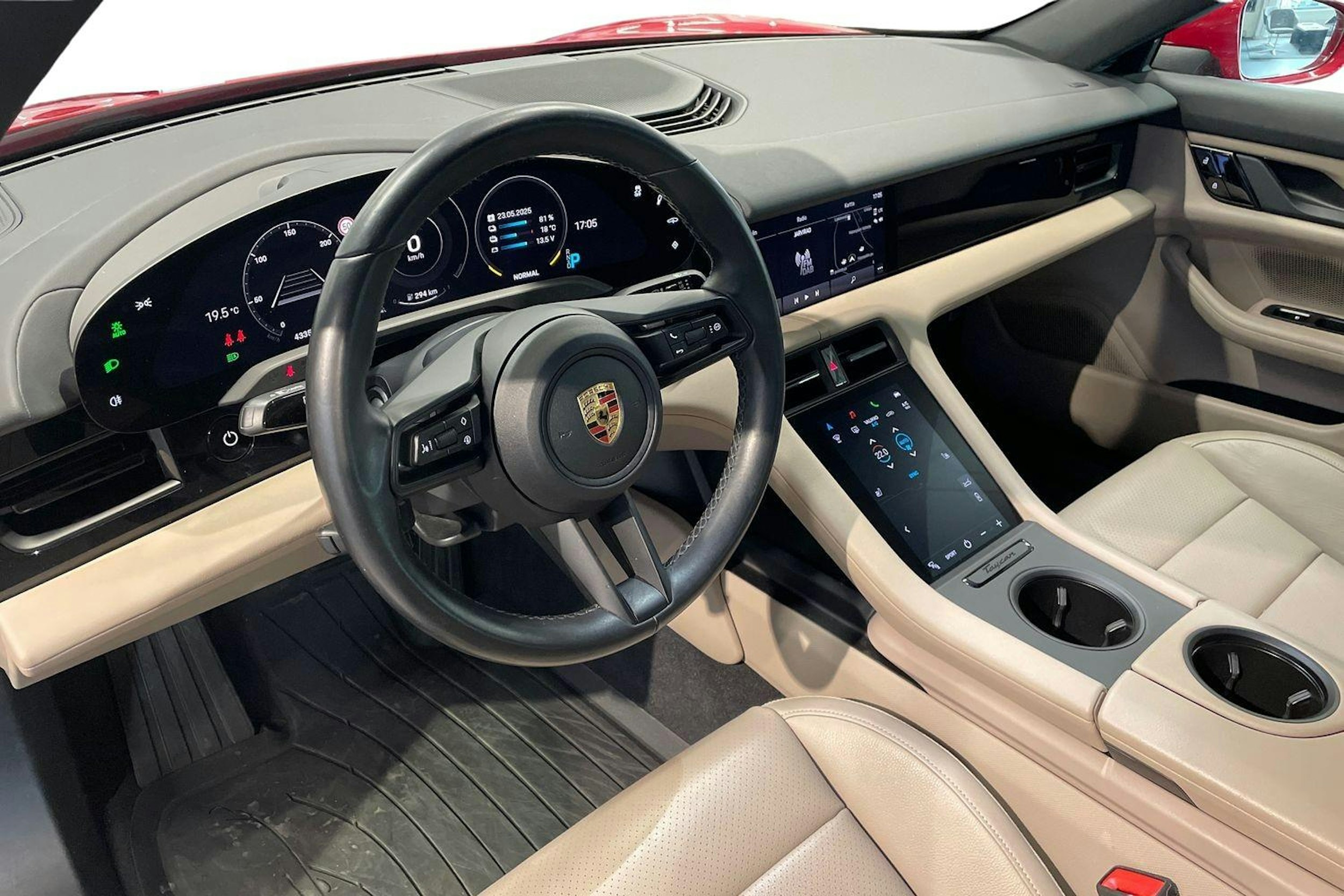 Punainen Porsche Taycan 2021 kuva 6.